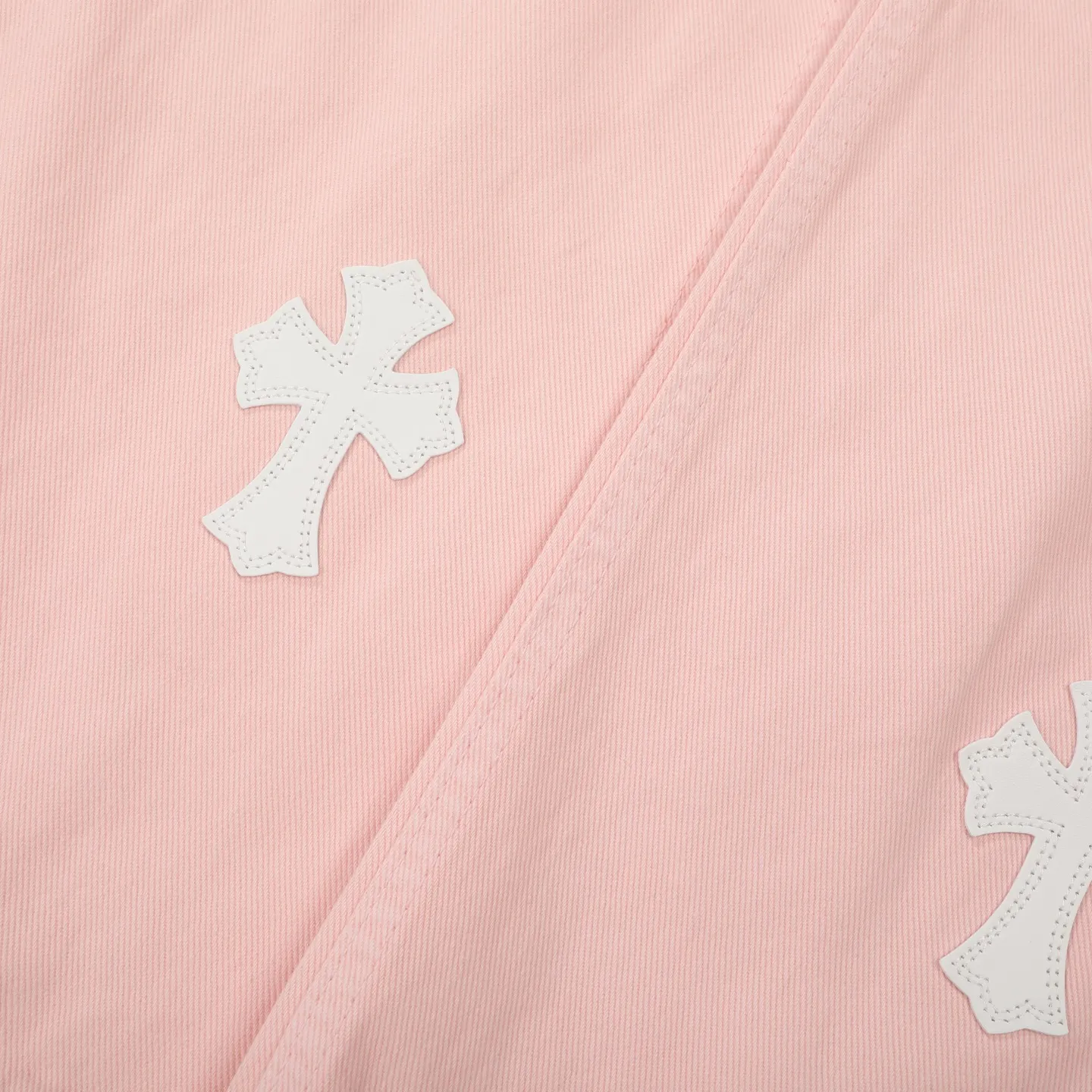 P260 Chrome hearts CH co-branded Drak Miami light pink jeans exude uninhibited personality and unique charm. Every wear and tear is carefully designed to present a unique artistic feel. Made of imported denim fabric, which has undergone heavy industrial washing and destruction treatment, the trousers show a super cool effect on the upper body, allowing you to dominate the fashion stage.  This is more than just a pair of jeans, it is an expression of attitude. With its unique design concept and ultimate pursuit of details, Croxin breaks traditional boundaries and defines the jeans trend in the new era. The trousers are made of double-layer woven fabric with customized hardware. Italian-made special cowhide is printed and cut. Custom-made sheepskin three-layer thick-line leather. The whole body is spliced ​​in heavy water washing. Craftsmen hand-splash ink. You can see the details. Three-dimensional cutting version. Loose and comfortable, not flattering. Makes taller and slimmer. Factory Seiko. Original quality control. Same style for men and women. Can be matched with couples. Versatile recommendation. Must-have jeans for all seasons. Color: light pink. Size: 28-30-32-34.